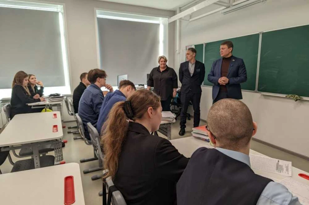 Сергей Ерёмин проверил капитальный ремонт школ в Назарово