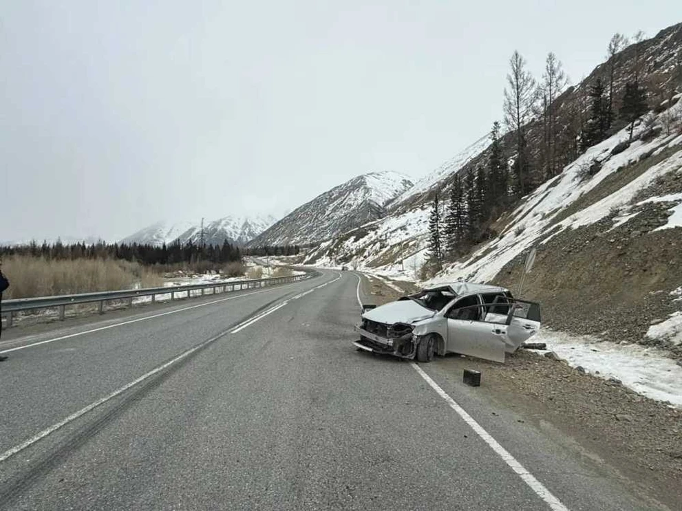 На трассе в Республике Алтай перевернулась Toyota