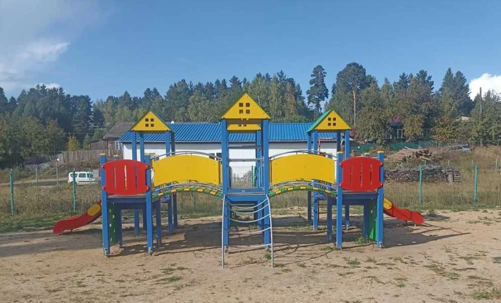 Богучанская ГЭС подарила игровой комплекс детям деревни Тагара