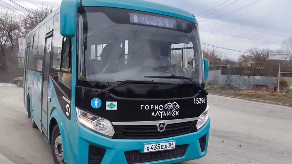 Мэр Горно-Алтайска проверила, как работают новые бирюзовые автобусы