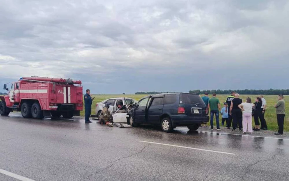 В страшной аварии на трассе в Алтайском крае погибли шесть человек