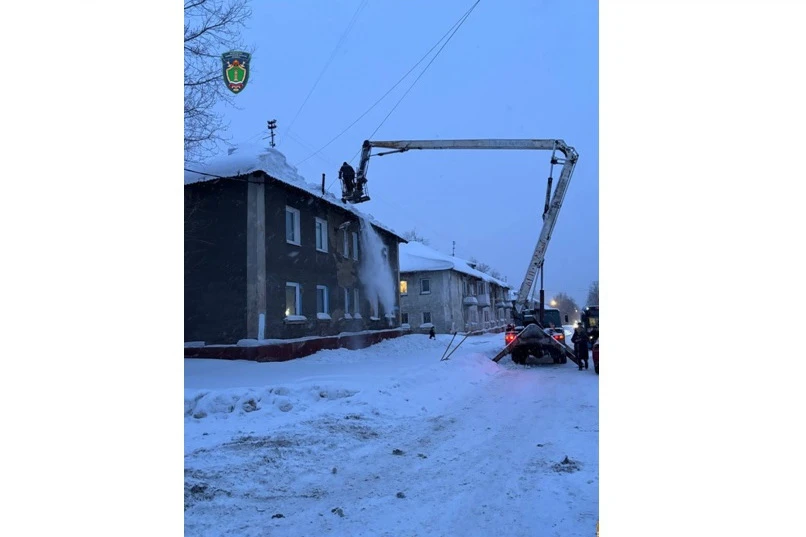 В Кемерове крышу многоквартирного дома повредила гора скопившегося снега