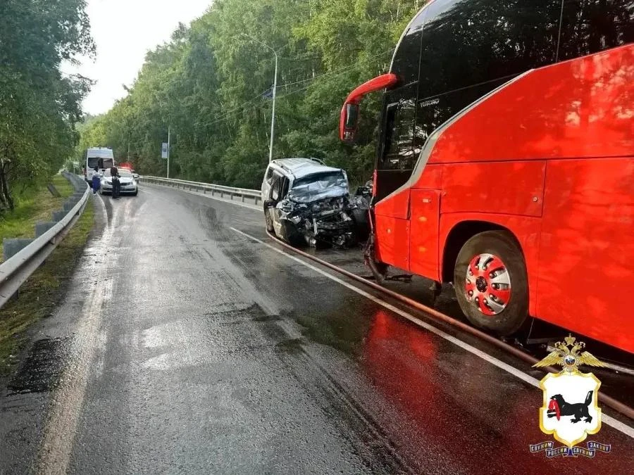 В Иркутской области в лобовом столкновении с автобусом погиб водитель внедорожника