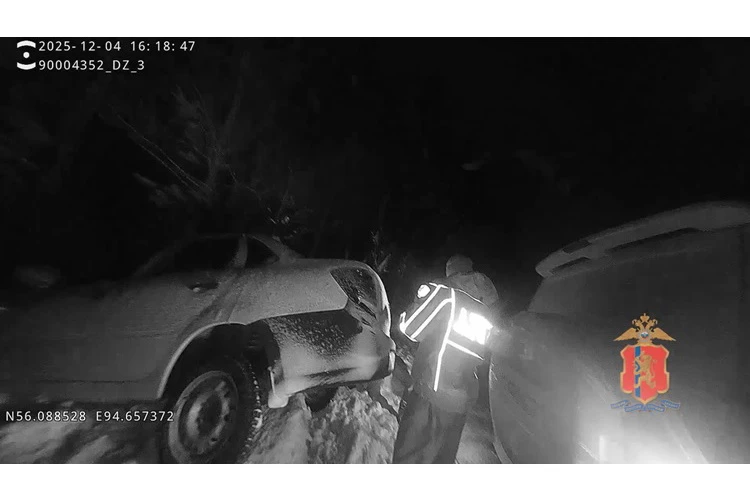 В Красноярском крае жители Зеленогорска поблагодарили полицейских за помощь на безлюдной дороге