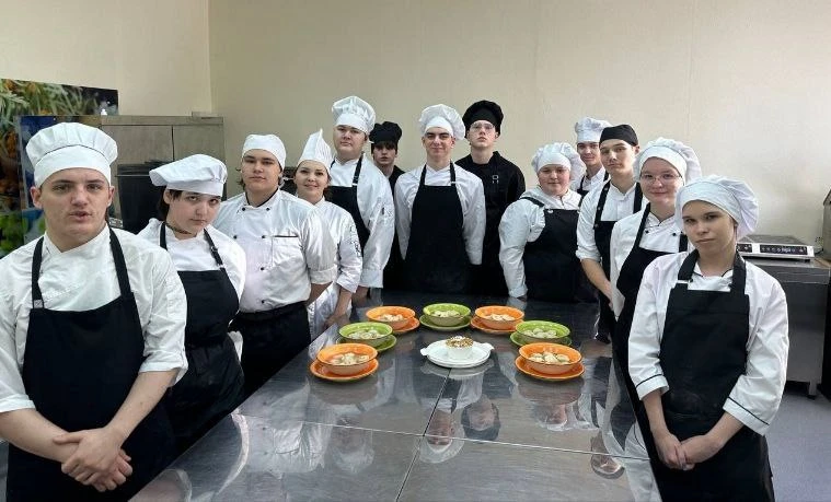 В Красноярске студентов обучали готовить блюдо из оленины, белых грибов и кедровых орехов