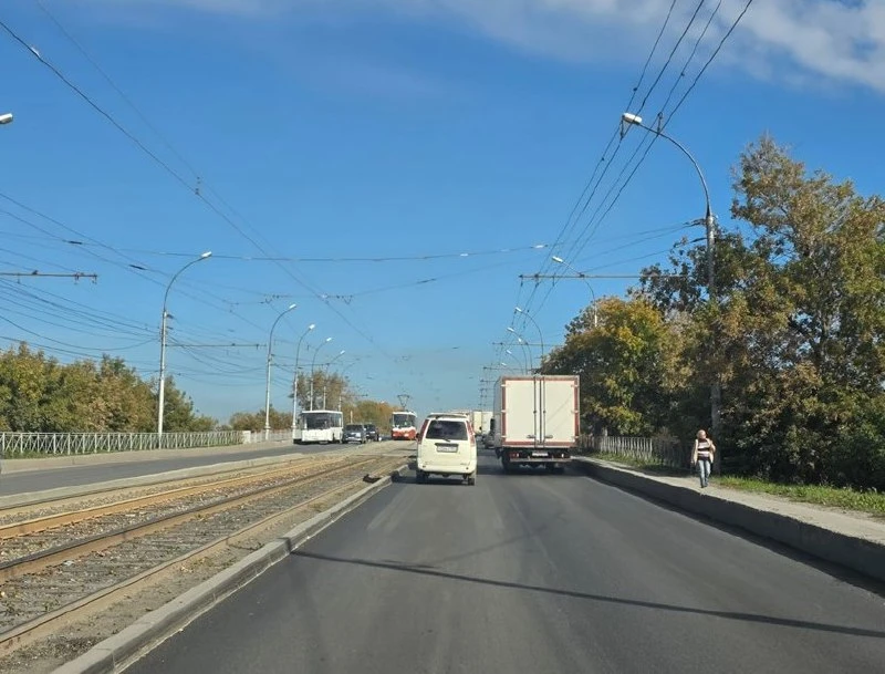 В Новосибирске досрочно завершено асфальтирование на улице Сибиряков-Гвардейцев