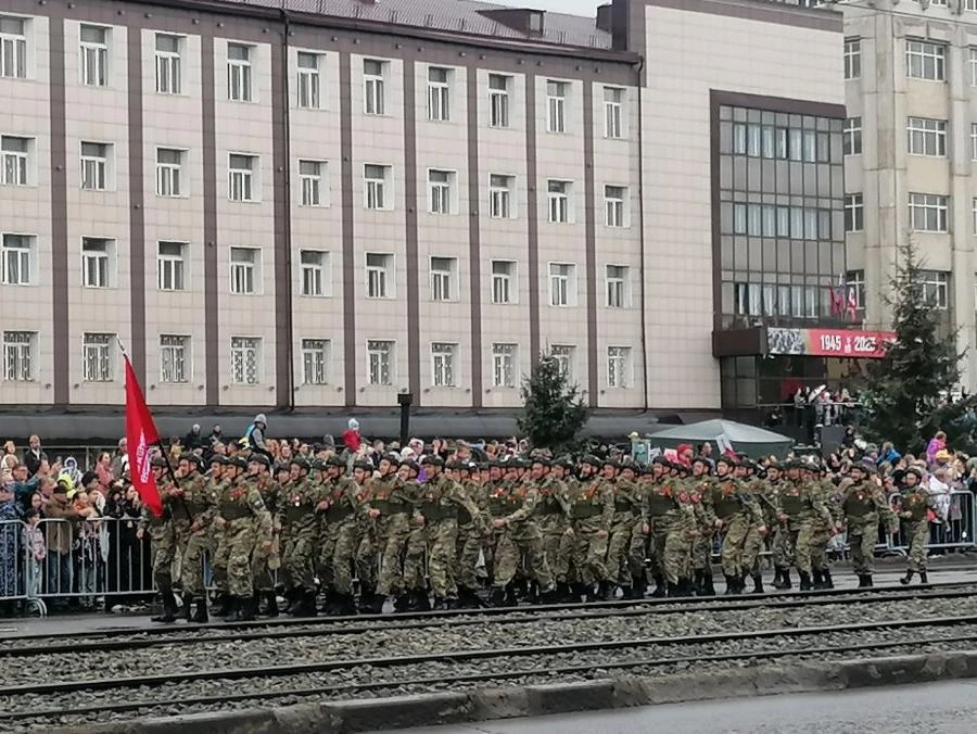 В Красноярске состоялось торжественное шествие в честь 80-летия Победы