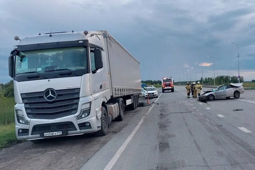 В Омской области водитель «Хонды» погиб, врезавшись в стоящий автомобиль
