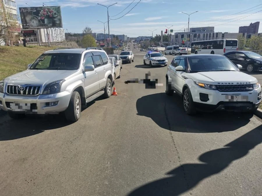 В Иркутской области велосипедист врезался в один внедорожник и попал под другой