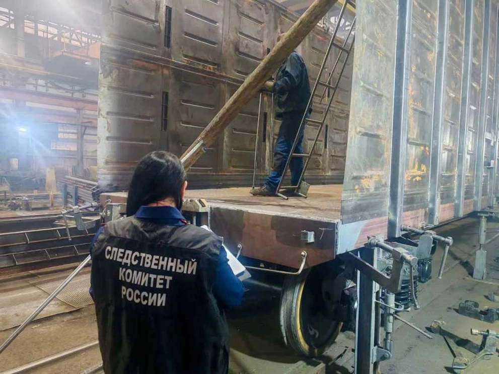 Работник вагонного завода на Алтае попал в больницу после аварии