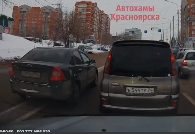 Поспешишь, себе навредишь: водитель из Красноярска объезжал пробку по встречке