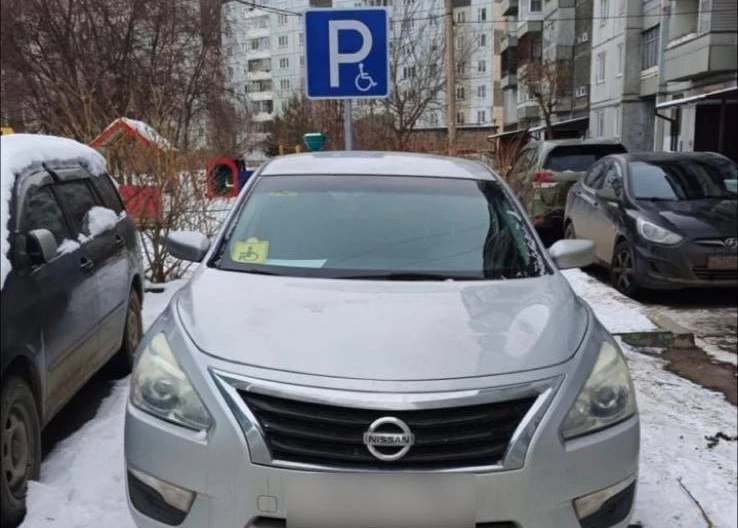 В Красноярске прокуратура добилась установки парковки для инвалидов на Воронова  