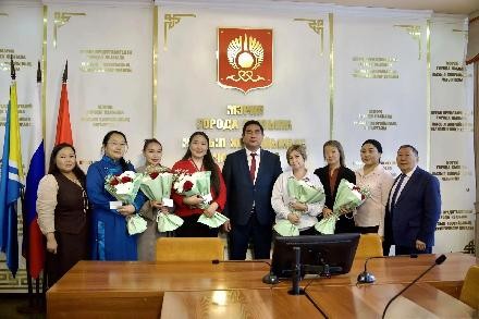 В Кызыле многодетным мамам торжественно вручили удостоверения