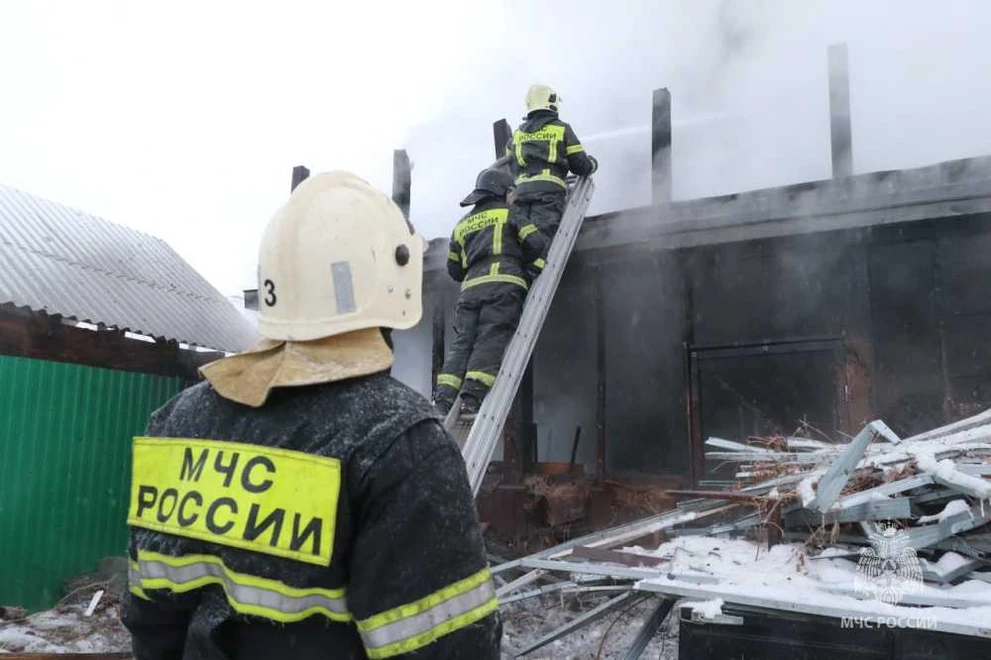 В Хакасии пожарные МЧС потушили частный дом в селе Калинино