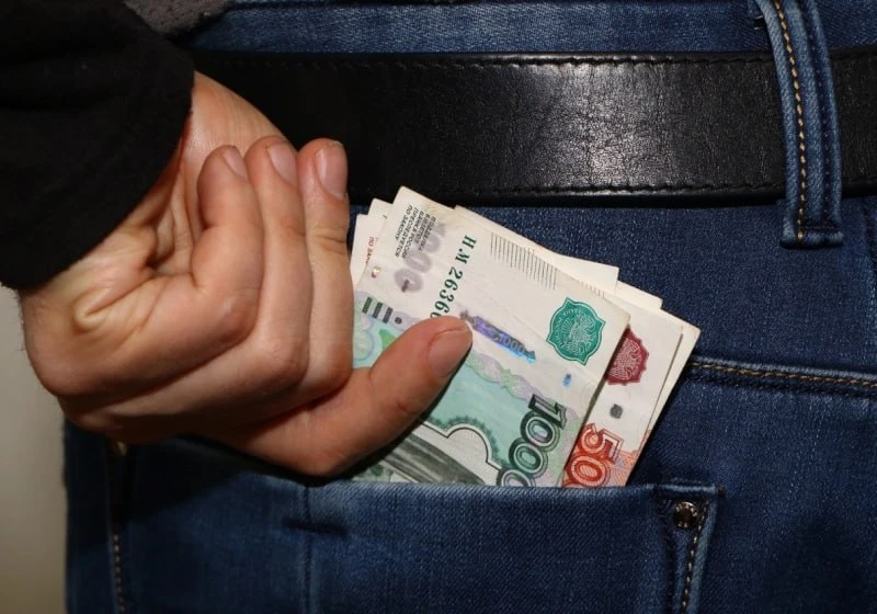 В Хакасии мужчина обокрал свою школьную подругу 