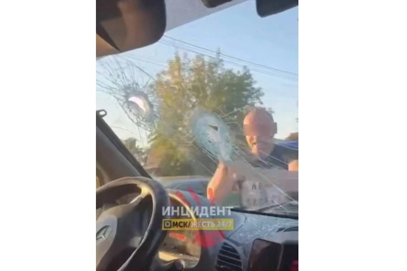 В Омске неадеквата, который напал с молотком на микроавтобус с пассажирами, отправили в ИВС