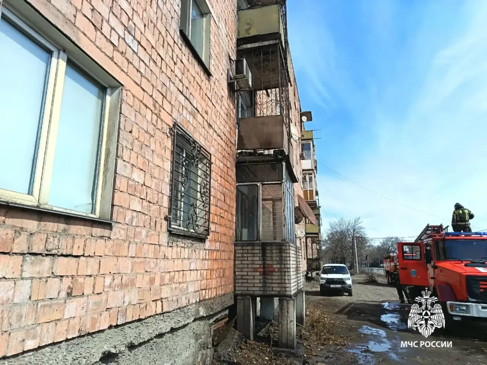 В Туве пожар на балконе произошел из-за брошенного окурка