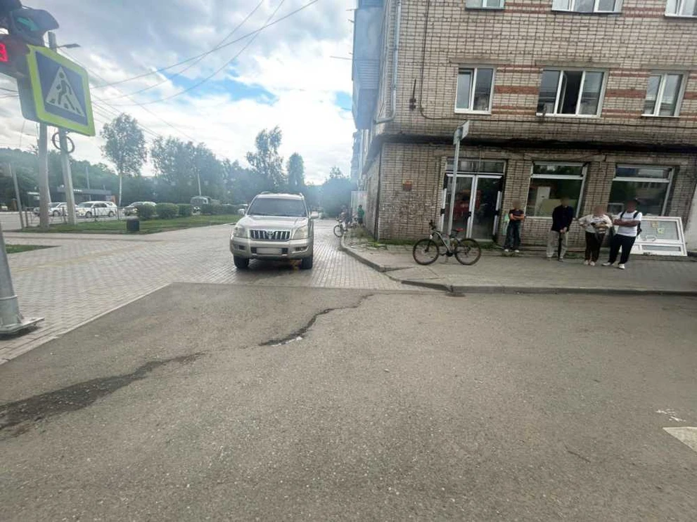 В Горно-Алтайске внедорожник сбил 15-летнего велосипедиста на тротуаре