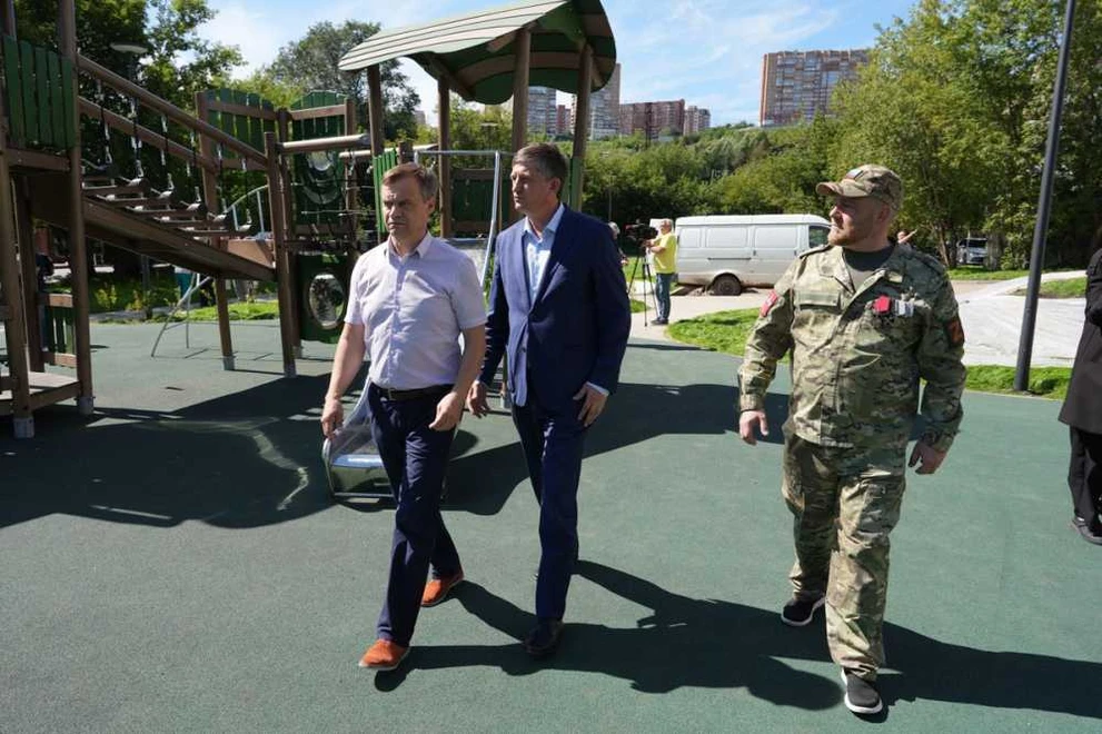 Виталий Дроздов и Дмитрий Работников проверили новый сквер в Железнодорожном районе Красноярске перед открытием