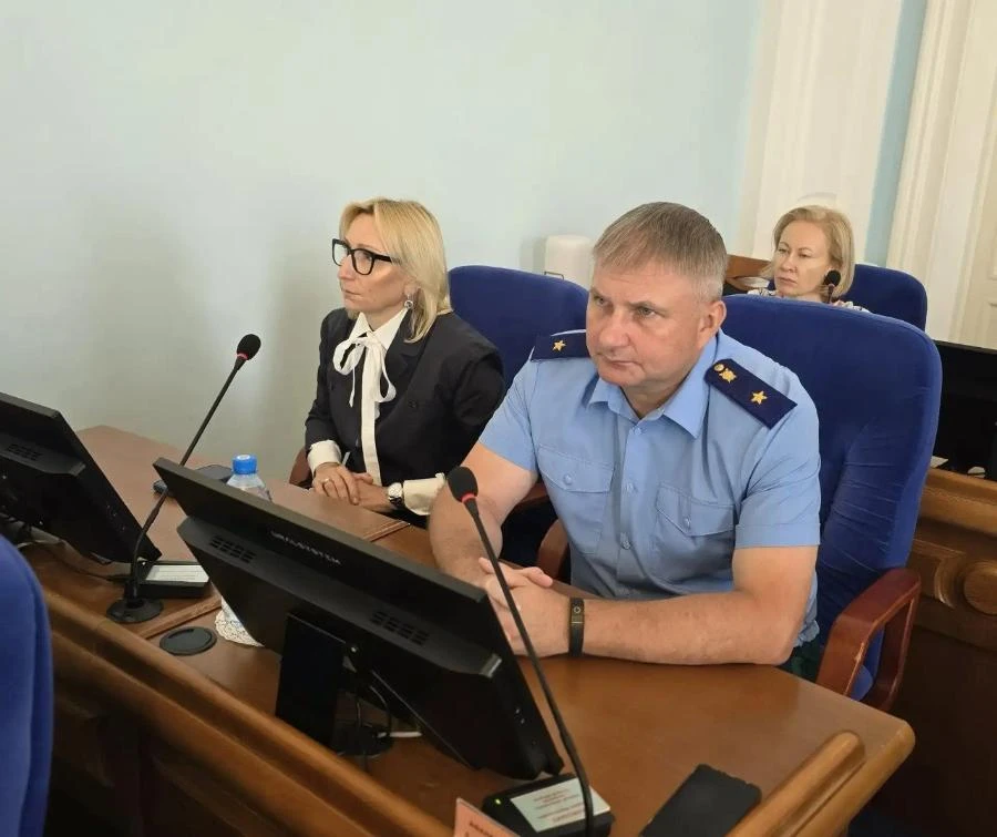 В Омской области планируют запретить продажу несовершеннолетним бензина и солярки