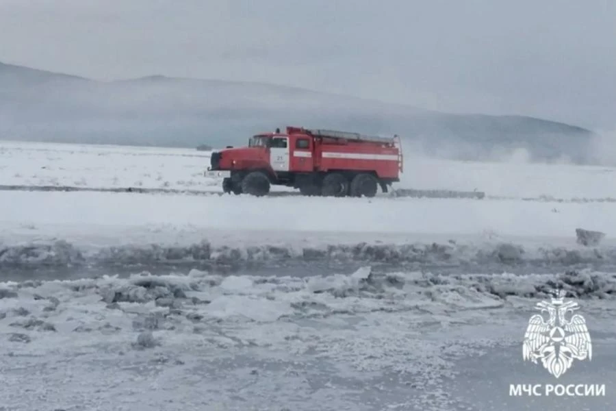 В Туве сотрудники МЧС устраняют опасность подтопления речкой Кунгуртуг, где вода пошла поверх льда