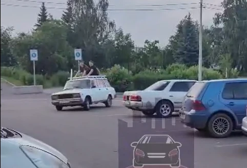 Водитель из Красноярска прокатил друзей на крыше своего авто