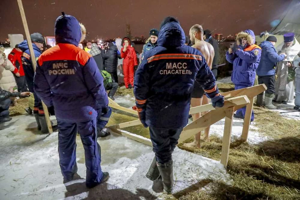 В Новосибирске спасатели проверили лед перед крещенскими купаниями