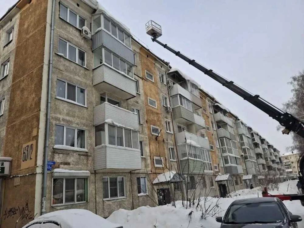 Падал претяжёлый снег: в Кузбассе провалилась крыша «панельки»