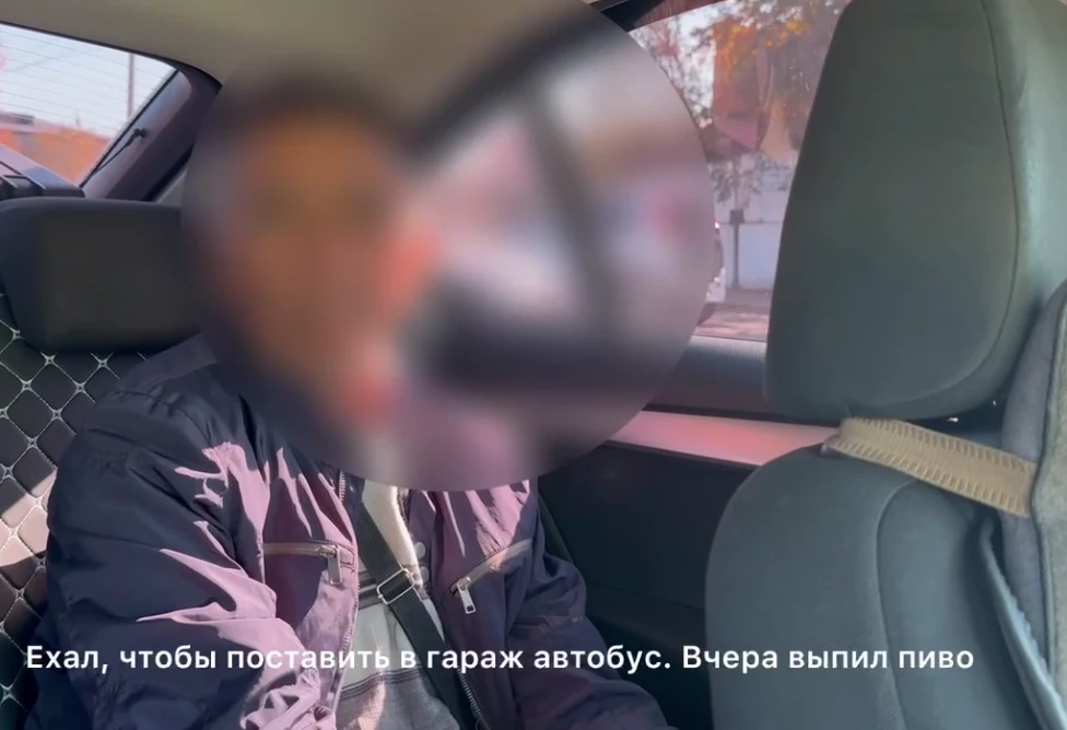 В столице Тувы нетрезвый водитель школьного автобуса совершил ДТП 