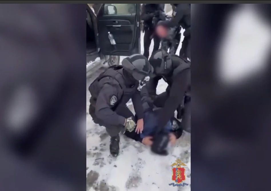 Полицейские задержали томича и омича за угон иномарки в Красноярске
