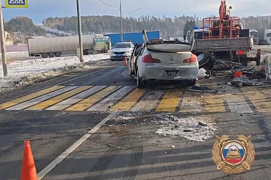 В Иркутской области Nissan Skyline врезался в стоящий грузовик