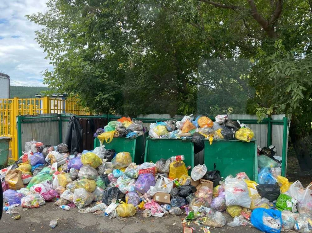 В Горно-Алтайске не вывозили мусор больше недели 