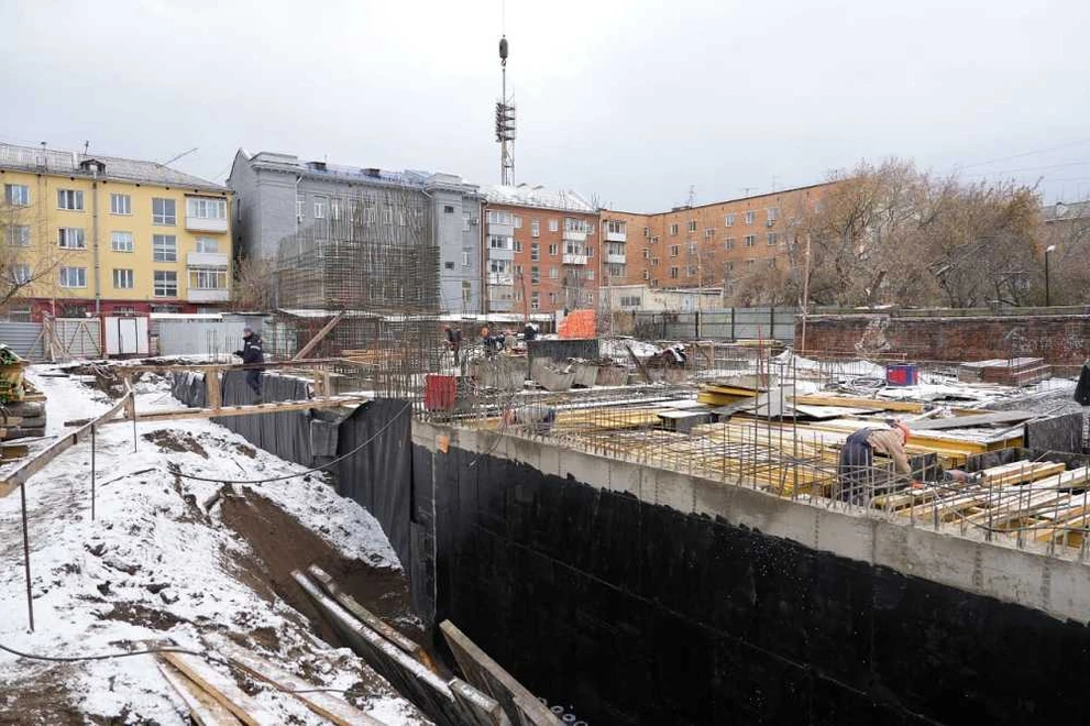 В Красноярске строители начали монтаж надземной части «Суриков-центра» 