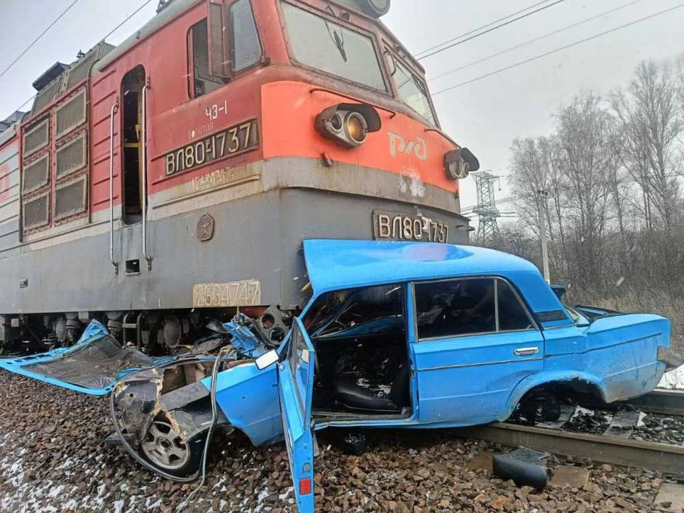На юге Красноярского края произошло столкновение между локомотивом и авто
