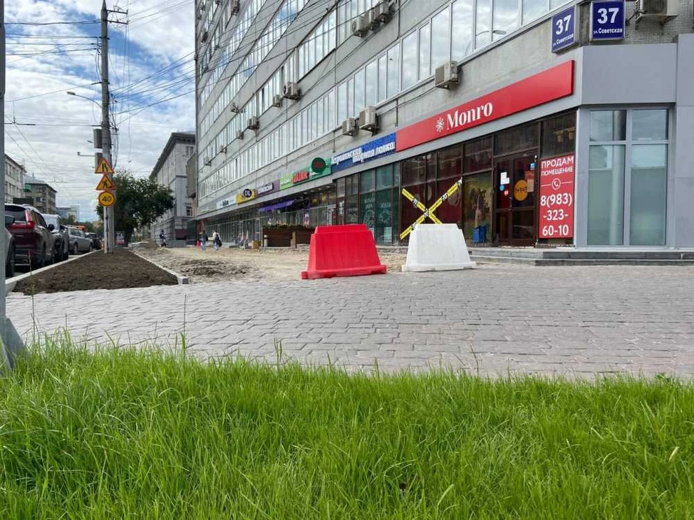 В Новосибирске на улице Советской засеяли газон и обновляют плитку на тротуаре