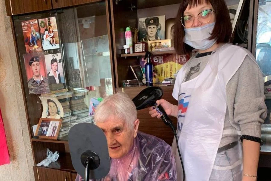 В Красноярском крае «Единая Россия» запустила благотворительный проект «Парикмахер в каждый дом»