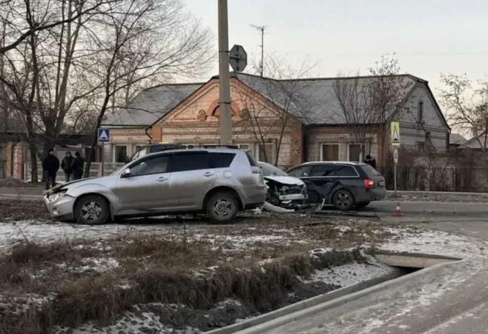 В Хакасии при столкновении трех автомобилей пострадала пассажирка