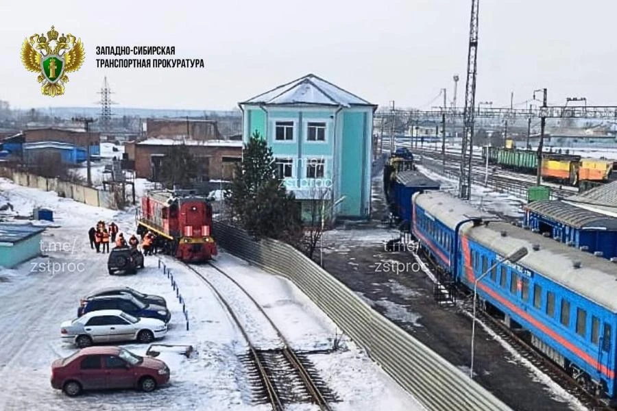 В Кемеровской области с рельсов сошёл локомотив