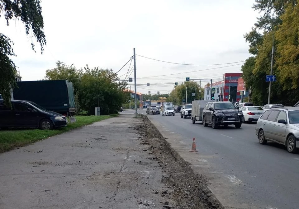 В Новосибирске начался капитальный ремонт тротуара на улице Немировича-Данченко