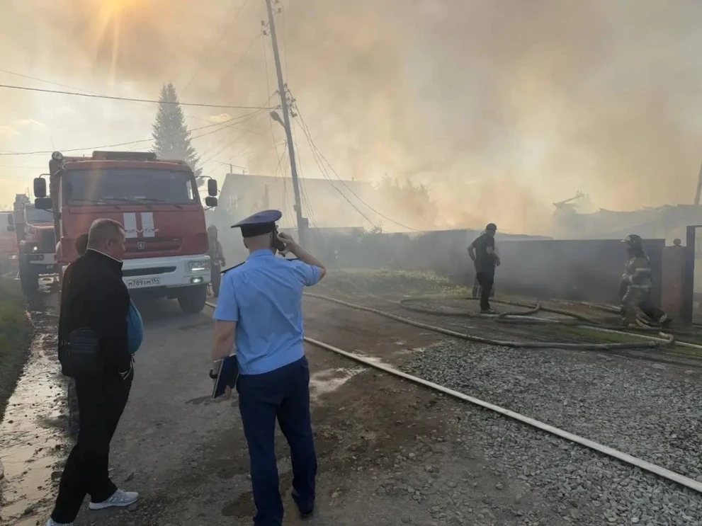 В Новосибирской области крупный пожар охватил четыре дома