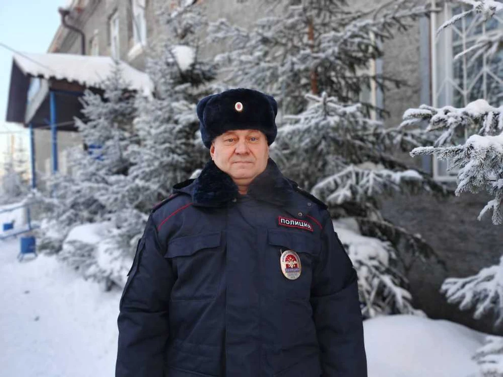На трассе Красноярского края полицейский помог женщинам в заглохшей машине 