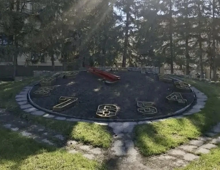 В Новосибирске запустили цветочные часы возле Дома Ленина