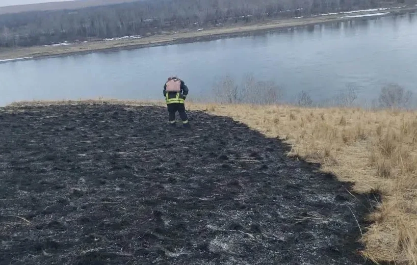 В Красноярском крае тушили сухую траву на площади более 3 гектаров