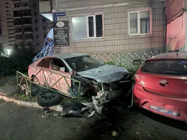 В Томске19-летний водитель выехал на тротуар и сбил двух пешеходов