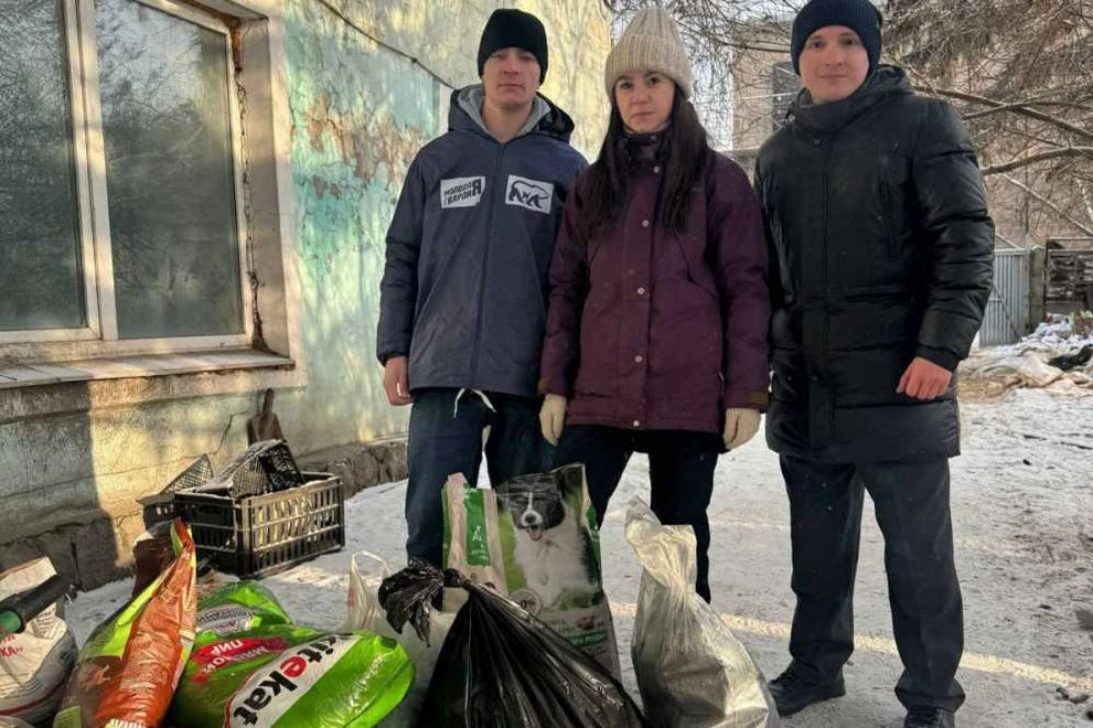 Активисты «Единой России» привезли корма в приют для животных «Друг»