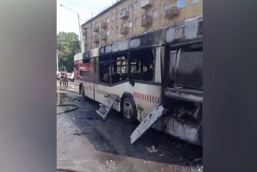 В центре Красноярска загорелся автобус — прокуратура начала проверку