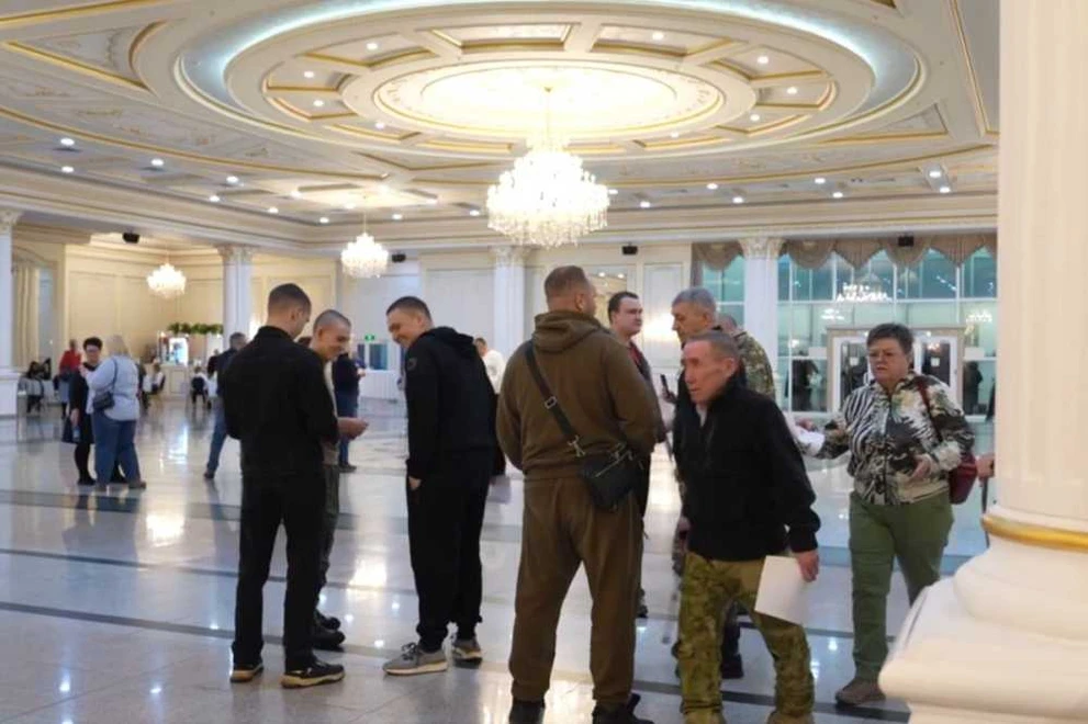 «Единая Россия» в Красноярске пригласила бойцов СВО, проходящих лечение в гарнизонном госпитале, на концерт