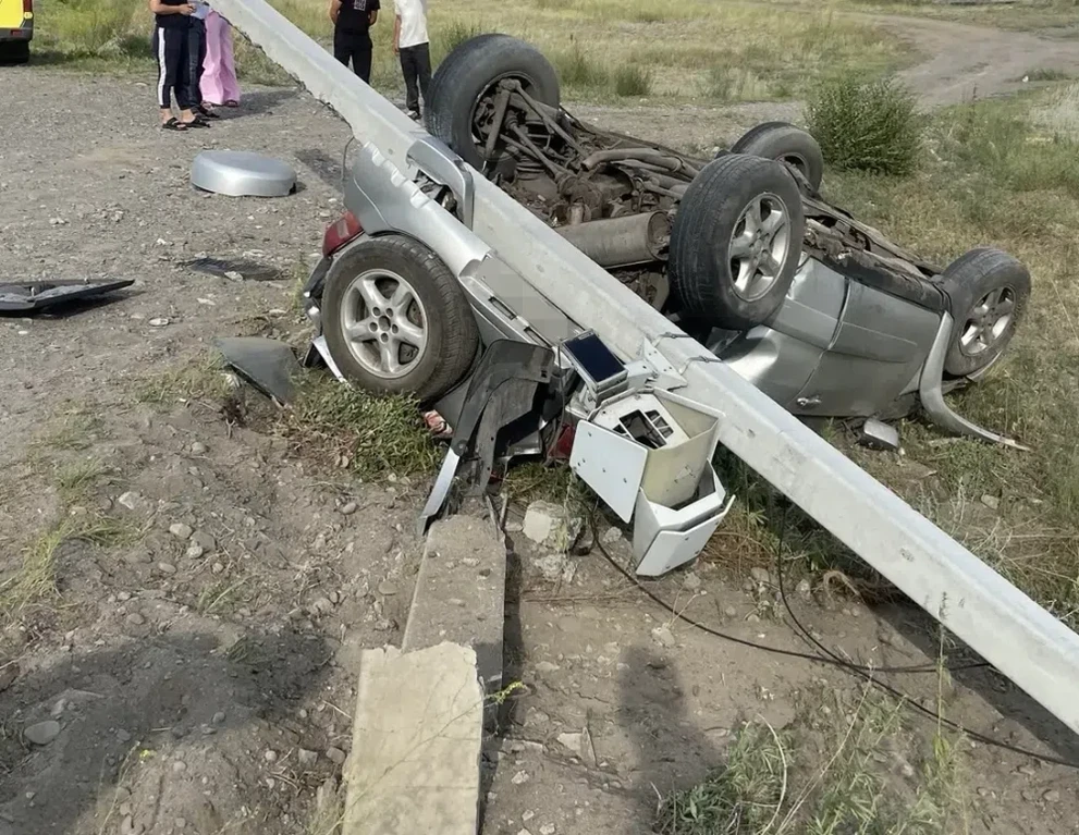В Туве легковой автомобиль врезался в столб: один человек погиб