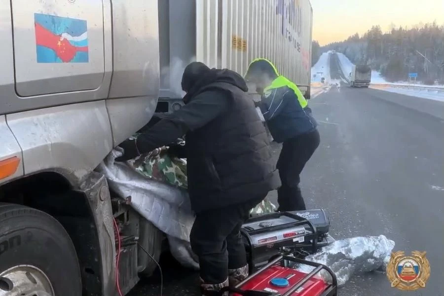 В Иркутской области полиция пришла на помощь китайскому дальнобойщику, который ехал в Красноярск