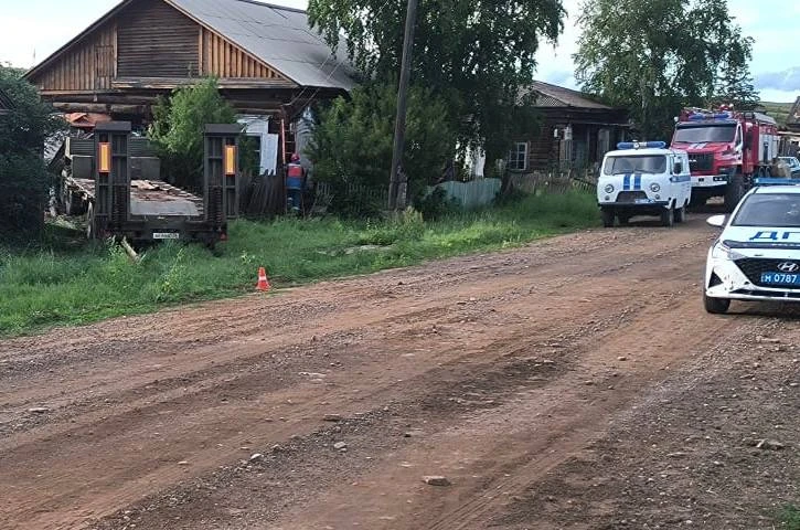 В Иркутской области «КамАЗ» врезался в деревенский дом. Водитель погиб